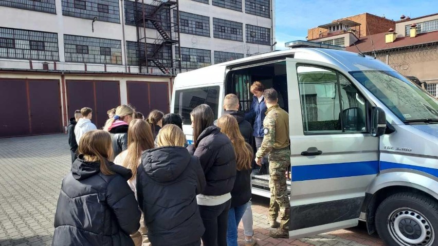 Uczniowie szkół poznają Zakład Karny w Rawiczu