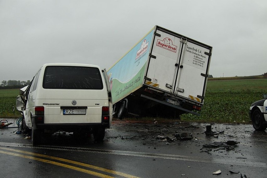 Czołowe zderzenie busa z ciężarówką w Kaszewach. Jedna osoba nie żyje, ośmiu rannych [AKTUALIZACJA!]