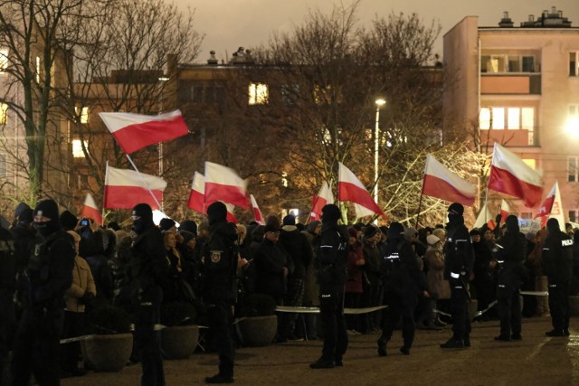 Przed siedzibą Telewizji Polskiej przy ulicy Woronicza w Warszawie trwa manifestacja. Protesty, które odbywają się przez cały dzień związane są ze zmianami władzy w TVP.