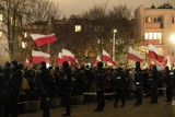 Trwa protest przed siedzibą TVP. Tłumy na Woronicza w Warszawie. "Przynieśli biało-czerwone flagi" 