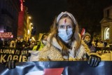 Strajk Kobiet w Poznaniu. Uczestnicy protestu przemaszerowali przez miasto: Blokujemy, strajkujemy i w UE zostajemy - skandowali ZDJĘCIA