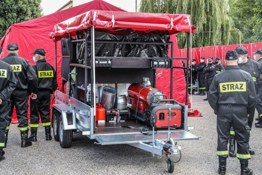 Strażacy otrzymali specjalne namioty pomocne przy działaniach wiązanych z koronawirusem