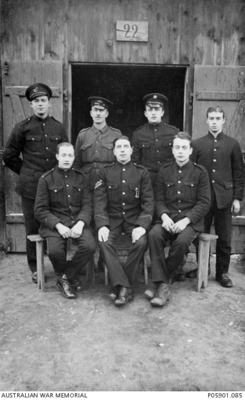 Portret grupowy alianckich jeńców wojennych w niemieckim...