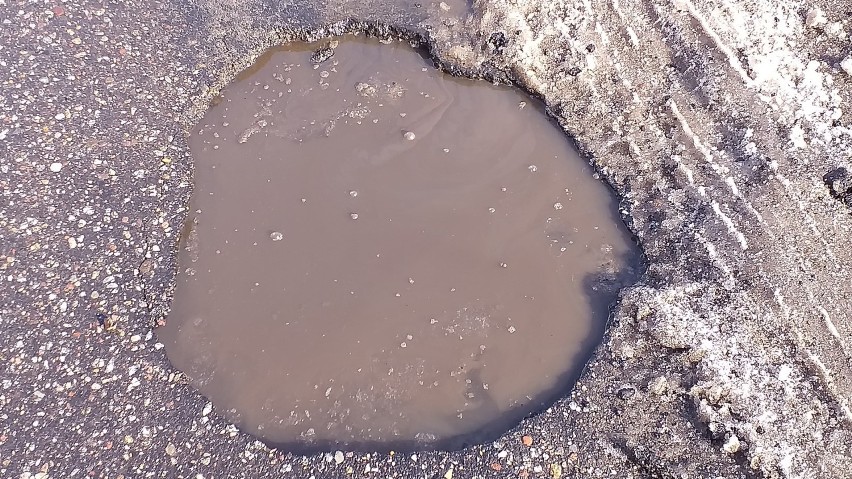 - Naprawa dróg jest w toku - zapewniają w Urzędzie Miasta...