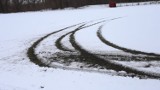 Zdewastowano stadion w Skarżysku-Kamiennej. Auto driftowało na murawie, na której gra eSKa Dziki. Zobacz wideo i zdjęcia