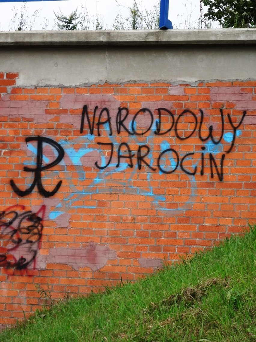 Most w Jarocinie: Ktoś pomalował most przy ul....