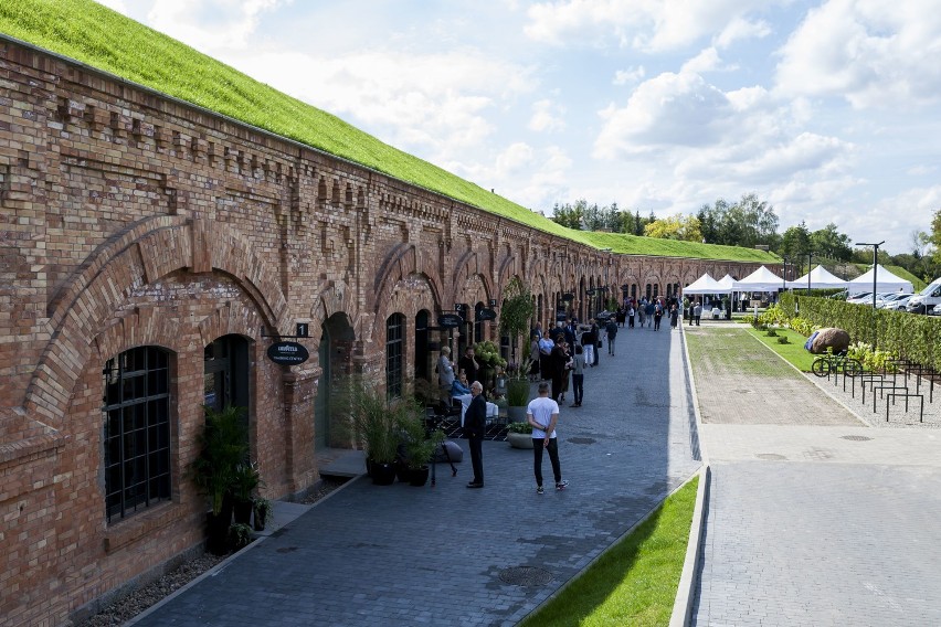 Fort 8. Knajpki i Szelągowska w zabytkowych kazamatach. Deweloper wyremontował też park i oddaje go za... złotówkę