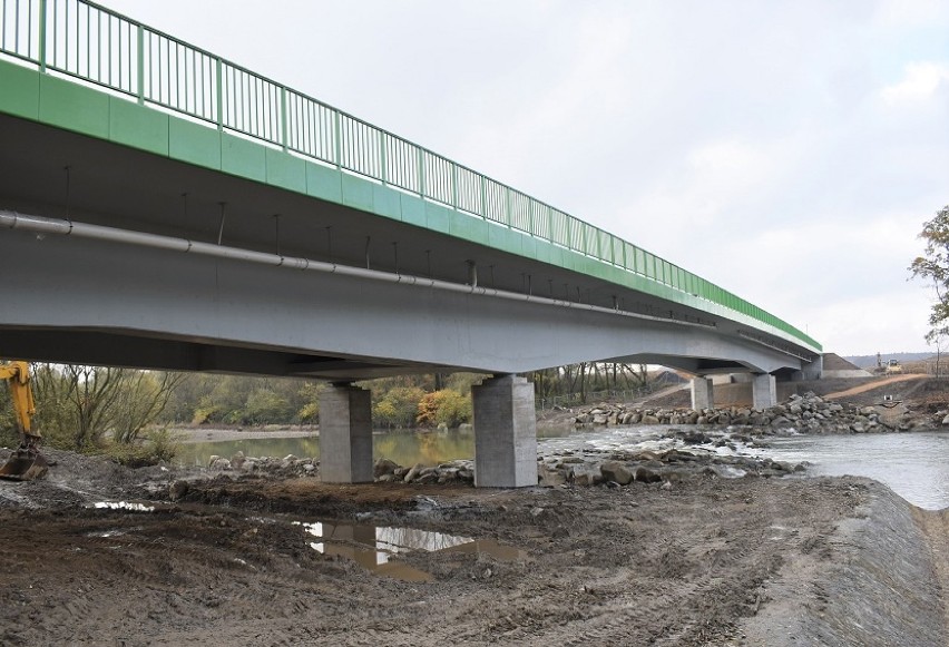 Budowa nowego mostu nad Sołą w Łękach w ciągu drogi...