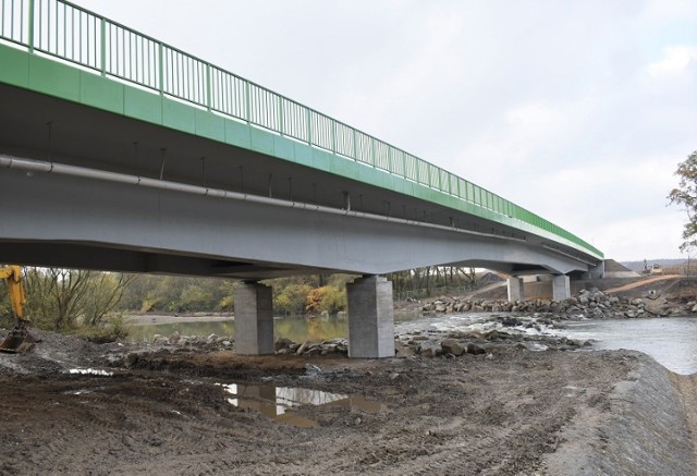 Budowa nowego mostu nad Sołą w Łękach w ciągu drogi wojewódzkiej 949 przeciąga się