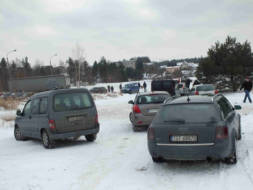 Udane pierwsze jazdy samochodem na torze śniegowym w Starachowicach. Zobacz film i zdjęcia