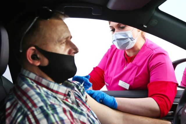 Pierwsi pacjeni szczepią się na wrocławskim stadionie w punkcie "drive thru"