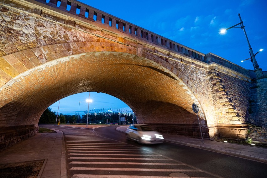 Nowe oblicze ceglanego wiaduktu mostu Poniatowskiego. Zabytkowy obiekt oświetlony po zmroku 