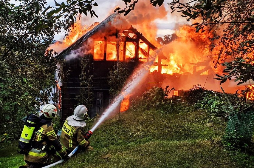 Na pogorzelisko wrócił ogień i strażacy. Dramat w Łazach Brzyńskich 