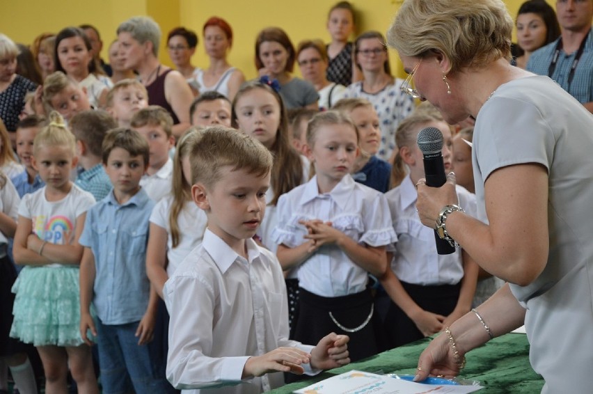 Bełchatów: Uczniowie "czwórki" pożegnali szkołę (ZDJĘCIA)