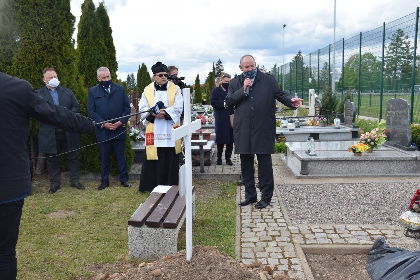 Pogrzeb dzieci martwo urodzonych w Suwałkach. Do jednego grobu złożono czternaście ciał dzieci [Zdjęcia]