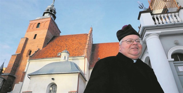 Proboszcz Andrzej Chycki podkreśla, że osuszenie zawilgoconych ścian to najpilniejsza inwestycja