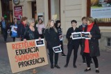 Tarnów. Przed siedzibą PiS odbył się protest przeciwko zakazowi edukacji seksualnej [ZDJĘCIA]