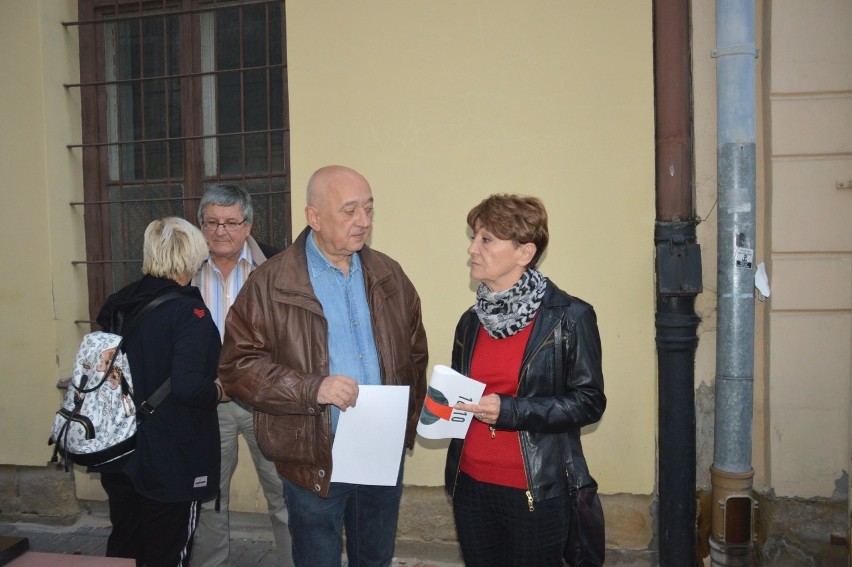 Tarnów. Przed siedzibą PiS odbył się protest przeciwko zakazowi edukacji seksualnej [ZDJĘCIA]