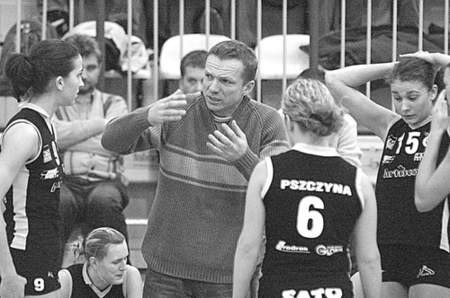 Trener Paweł Wrzeszcz miał o czym rozmawiać z zawodniczkami podczas trzeciego seta. Fot. Lucjusz Cykarski