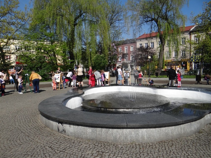 Wiosenne malowanie na placu 3 Maja w Radomsku