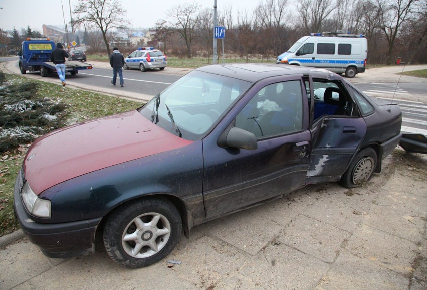 Wypadek na rondzie Sulejowskim. Jedna osoba ranna