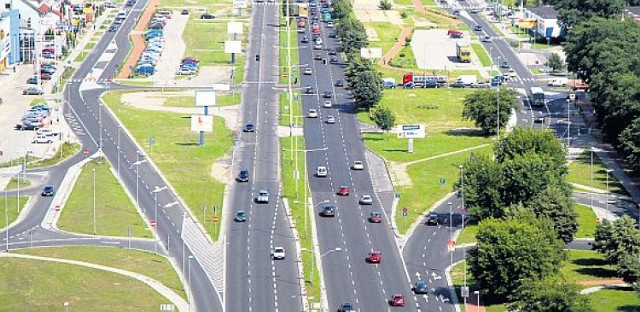 Jezdnia wspomagająca ulicę Struga, na wysokości sklepu Kaufland ...