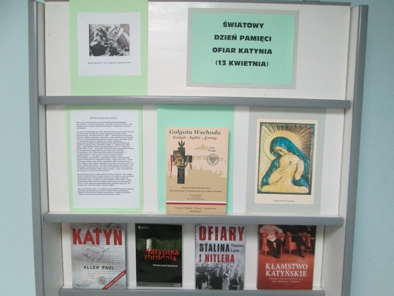Wystawa katyńska w poddębickiej bibliotece powiatowej