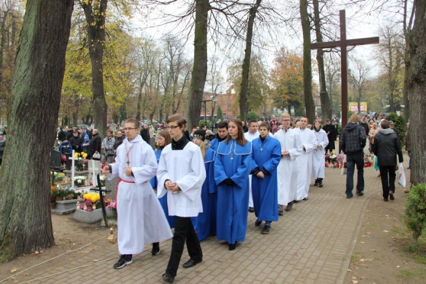 Dzień Wszystkich Świętych w Tczewie: tłumy na cmentarzach. ZOBACZ ZDJĘCIA