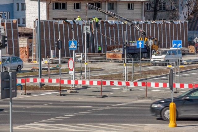 Trasa Świętokrzyska. Sto metrów drogi otwierane przez pół roku. Wkrótce wreszcie przejedziemy kluczowym łącznikiem