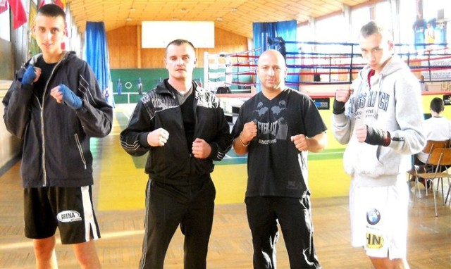 Od lewej Michał Dębczyński, Kamil Korpowski i Robert Osmólski (trenerzy) oraz Dawid Kożan