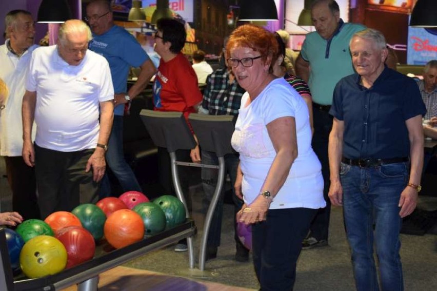 W kręgielni Parku Wodnego "Planty" rozegrano VI Turniej Bowlingowy Emerytów, Rencistów i Inwalidów            