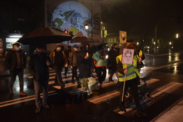 Protest - spacer kobiet w Zduńskiej Woli 2 listopada. Spod Ratusza do biura PiS