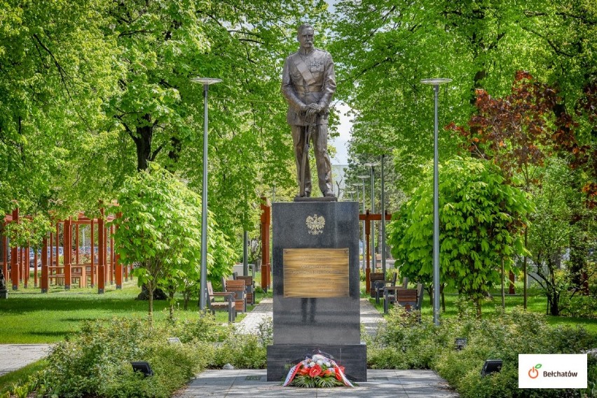 Bełchatów. Kwiaty pod pomnikiem w 85. rocznicę śmierci Józefa Piłsudskiego