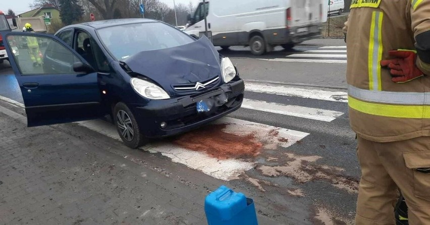 Wypadek w Rudawie, zderzenie dwóch samochodów na drodze...