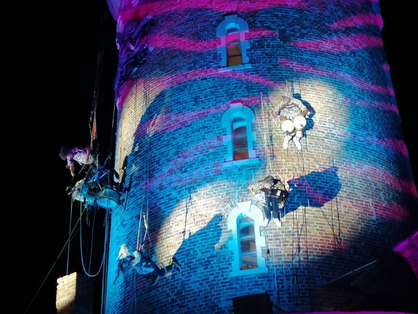 Zwariowany koncert na ścianie latarni morskiej w Kołobrzegu