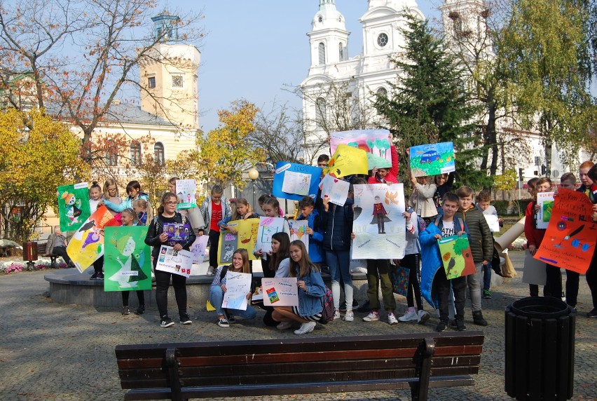 Uczennice PSP 9 w Radomsku promują czytelnictwo w ramach konkursu #cojaczytam [ZDJĘCIA]