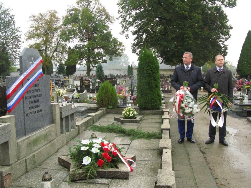 Nowa tablica na grobie radzieckich żołnierzy w Żninie [zdjęcia]