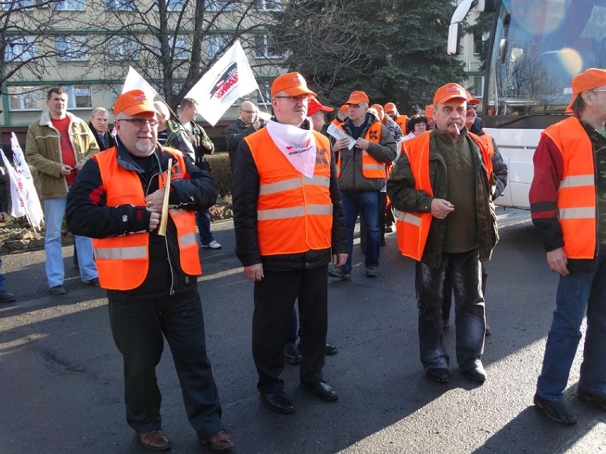 Protest w KWK Pokój: Grochówka, chleb ze smalcem i wsparcie od Huty Katowice [ZDJĘCIA]
