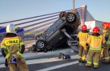 Wypadek na autostradzie A1 w Mszanie. Samochód osobowy dachował i wbił się w barierki. 32-latek w szpitalu