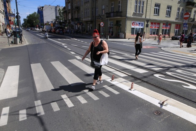 Na czterech jezdniach skrzyżowania ul. Dąbrowskiego - Prusa - Żurawia są trzy przejścia dla pieszych. Brakuje jednego - przy przystanku tramwajowym.