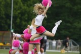 Cheer Angels wystąpiły na meczu futbolu amerykańskiego. Piękny pokaz 60 dziewczyn z Cheerleading Academy [ZDJĘCIA]