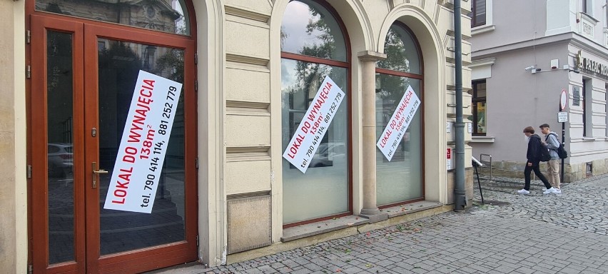 Lokale do wynajęcia w centrum miasta. Upadają restauracje,...