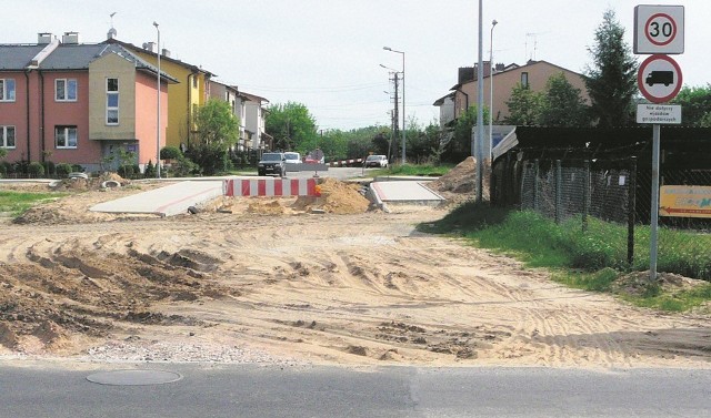 Chodnik  kończy się w połowie drogi między ulicami Bursztynową a O. Lange. Na razie