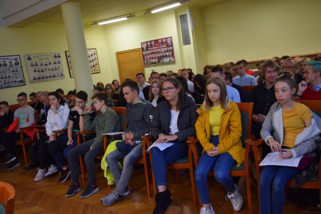 Na sesji pojawiła się zawierciańska młodzież. Chciała poznać decyzję w sprawie Młodzieżowej Rady Miasta. Sesja trwała jednak kilka godzin i na sali do końca pozostali nieliczni.