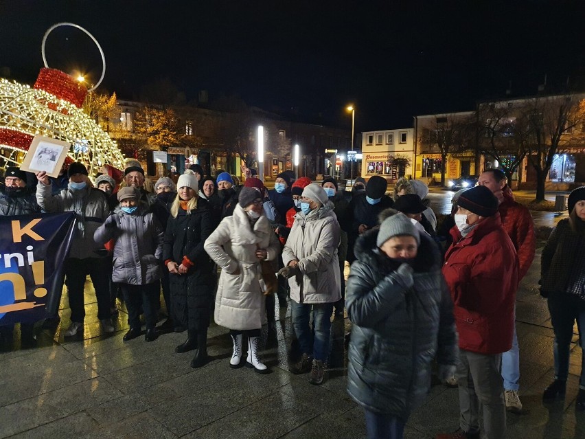 Protest w obronie wolnych mediów i przeciwko lex TVN w Łasku ZDJĘCIA