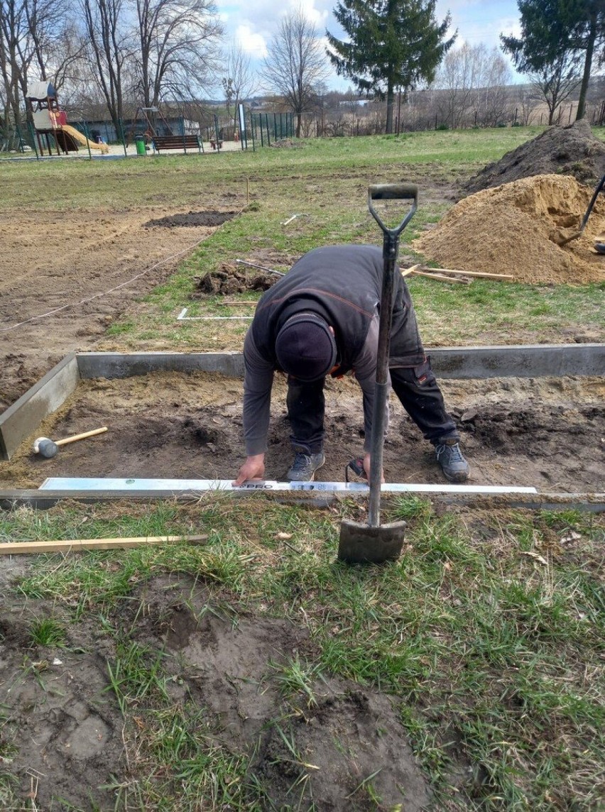 Powstaje pierwszy ogródek ziołowy z miejscem do wypoczynku w gminie Leśniowice. Zobacz zdjęcia