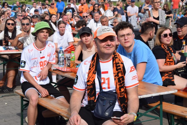 Pod halą widowiskowo-sportową w Jastrzębiu zgromadziło się wielu fanów Pomarańczowych, którzy wspólnie obejrzeli mecz mistrzów Polski.