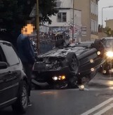 Stargard. 18-letni kierowca audi dachował na ulicy Warszawskiej