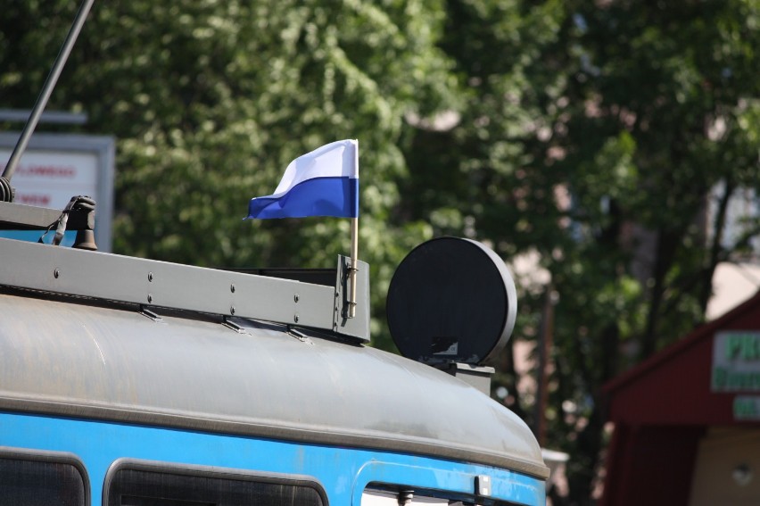 Kraków. Dlaczego autobusy i tramwaje jeżdżą dziś z flagami biało-błękitnymi?