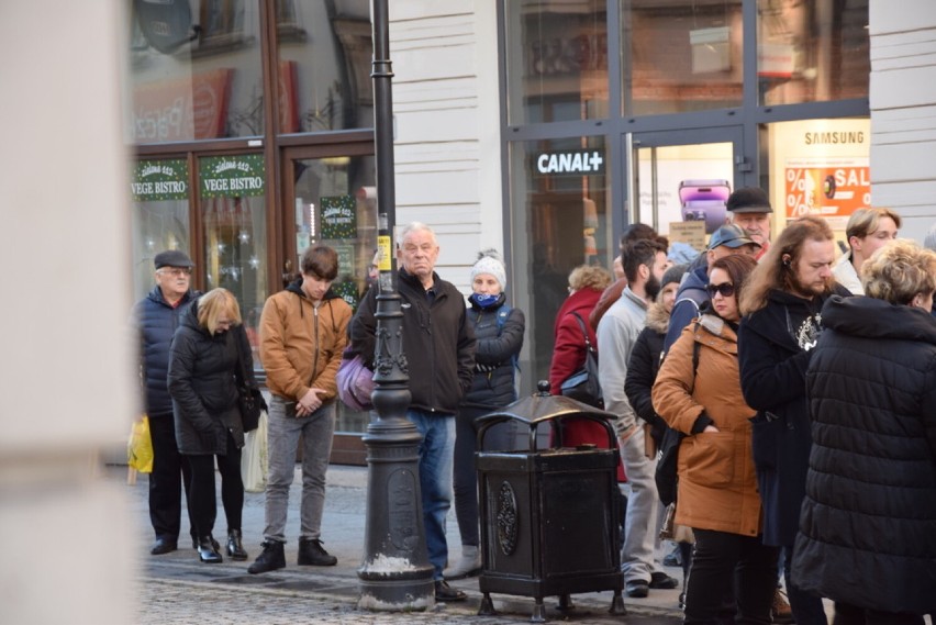 Kolejka sądeczan ustawiła się o 14 20 pod sądeckim CIT-em